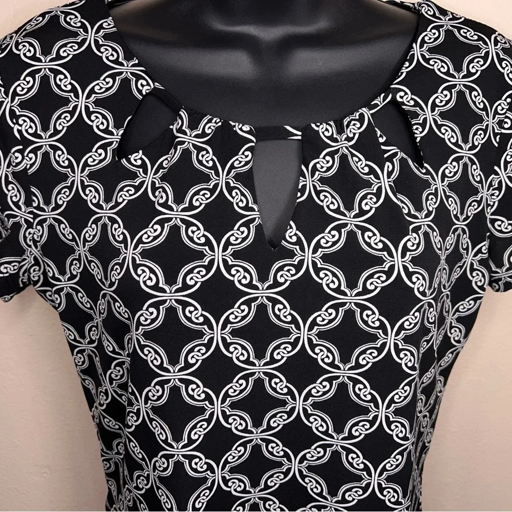 XS White House Black Market Short Sleeve Blouse Stretch Geometric Print